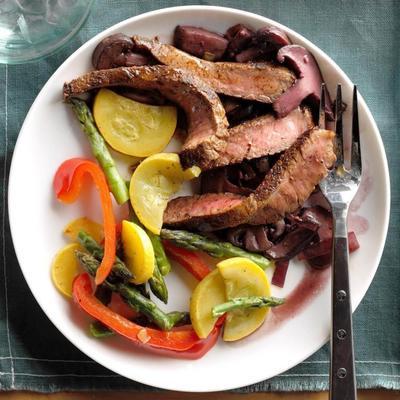 cajun sirlon met saus van wilde champignons en prei