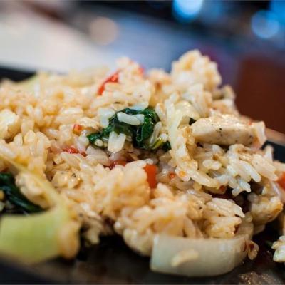 thaise pittige basilicum kip met gebakken rijst