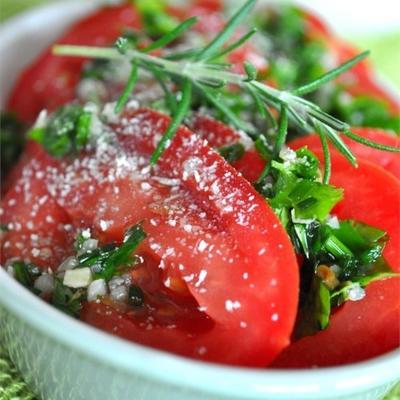 gesneden tomaten met verse kruidendressing