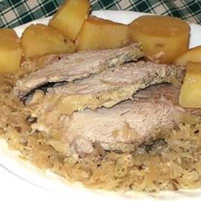 slowcooker varkensvlees in Duitse stijl met zuurkool en aardappelen