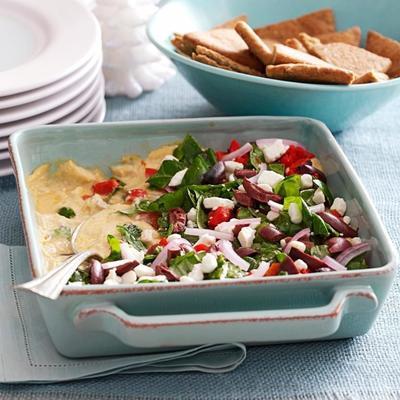 mediterrane gelaagde dip met peppery pitabroodjes