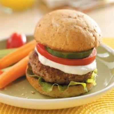 Griekse hamburgers met pittige yoghurt saus