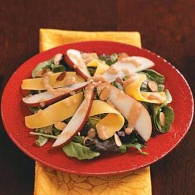 verse peren en gerookte Gouda salade met honing geroosterde pecannoten en perenvinaigrette