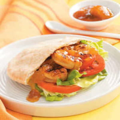 gegrilde curry-mango garnalen po'boys