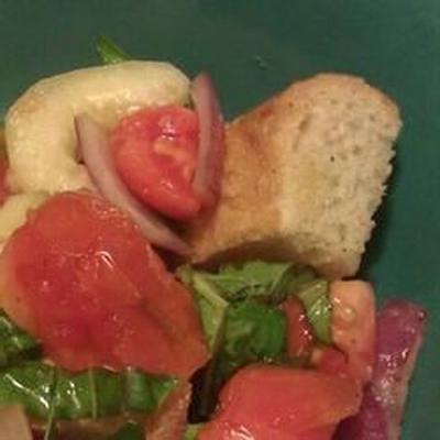 gegrilde tomaat, ui en broodsalade
