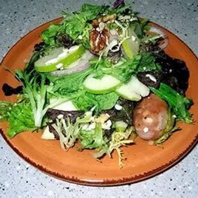 frisse salade van appel en worst