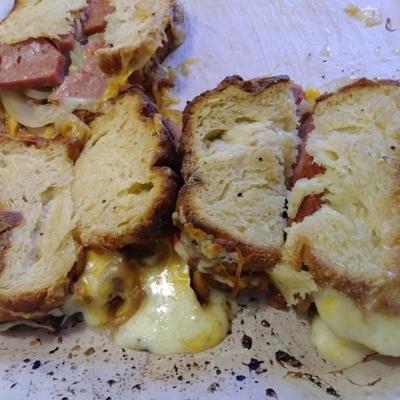 gegrilde spam®, tomaat, cheddar en zoete-uisandwiches