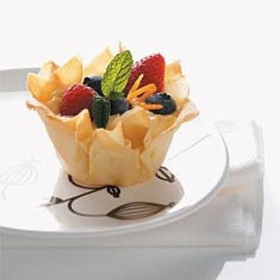 verse bessen en yoghurt in phyllo-nesten