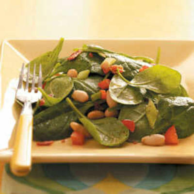 salade van spinazie, witte boon en bacon met ahorn-mosterddressing