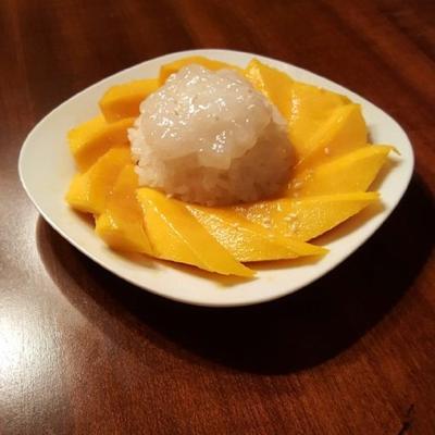 Thaise zoete plakkerige rijst met mango (khao neeo mamuang)