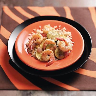 cajun garnalen en vegetarische koekenpan