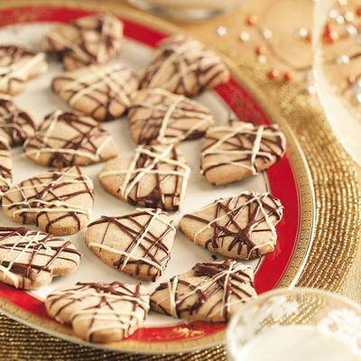 chocolade besprenkeld hazelnoot zandkoek harten