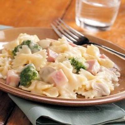 romige vlinderdaspasta met broccoli en ham