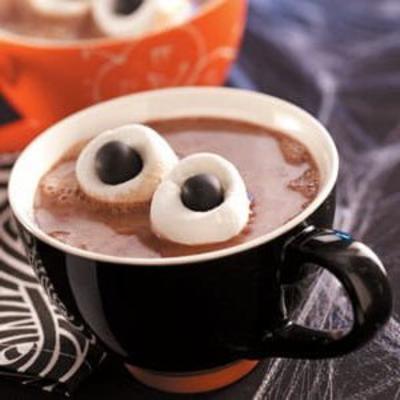 warme chocolademelk met zwevende oogballen