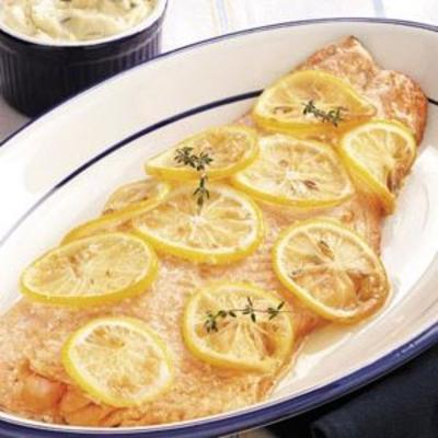 hickory gebarbecuede zalm met zelfgemaakte tartaarsaus
