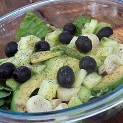 groene salade met gedroogde munt