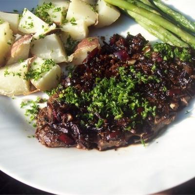platte ijzeren steak met balsamico-reductie