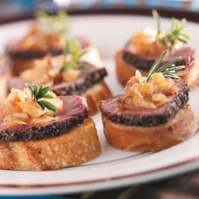 gepaneerde ossenhaas crostini met ui-saus