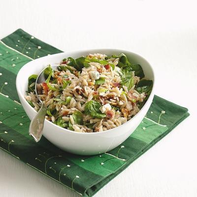 orzo, bacon en blauwe kaassalade met walnootdressing