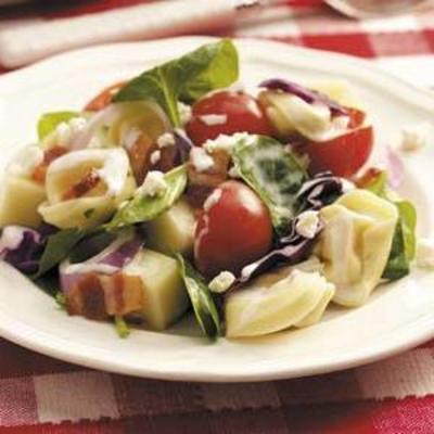 7-lagige salade met feta-yoghurtdressing