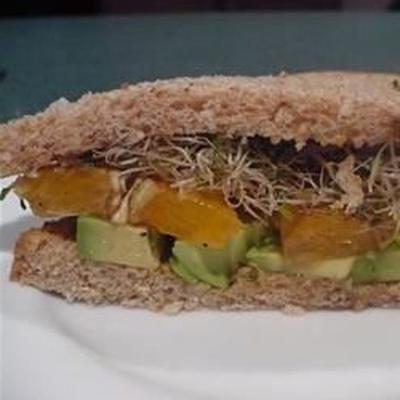 avocado en oranje sandwich