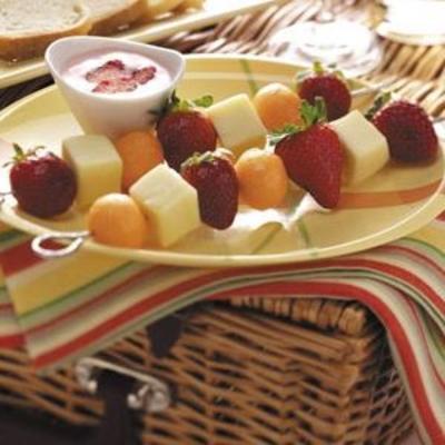 fruit en kaas kabobs met aardbeipop