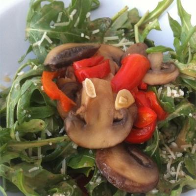geroosterde portobello, rode paprika en rucola salade voor een