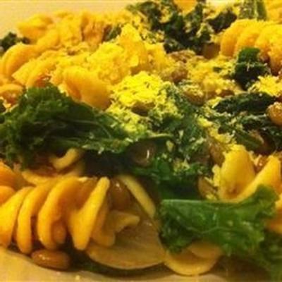 vegan linze, boerenkool en rode ui pasta