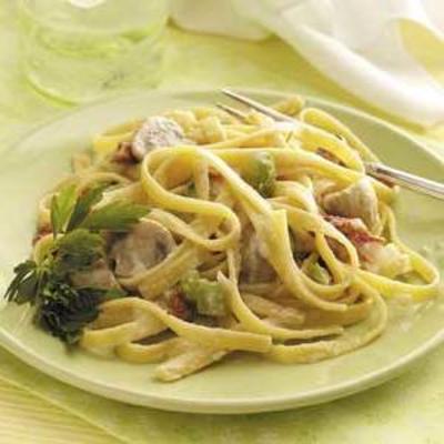 paddestoelfettuccine met in de zon gedroogde tomaten