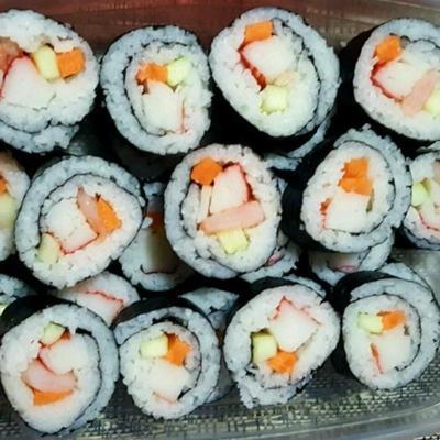 roomkaas en krab sushi rollen