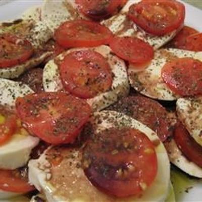 tomaat mozzarella salade met balsamico-reductie