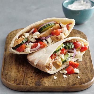 Griekse kip pitas met yoghurt komkommer saus
