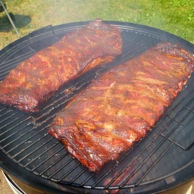 langzaam gerookte varkensvlees spareribs