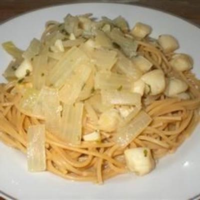 scampi-achtige sint-jakobsschelpen over linguine