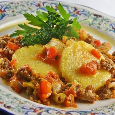 polenta met pittige saus van worst en groente