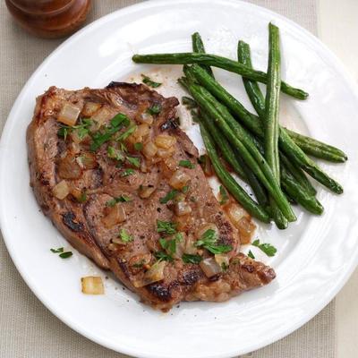 Sausachtige koekenpan steaks