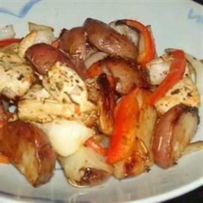 gebraden kipfilets met kruiden, wortels en rode aardappelen
