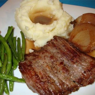 gegrilde steak met geroosterde sjalotjes sjalotje en gegrilde groene knoflookbonen