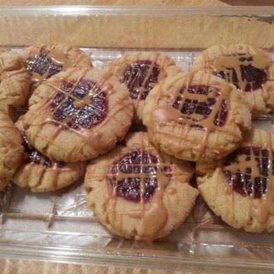 pindakaas en jelly thumbprint shortbread cookies