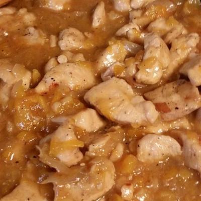 eenvoudige abrikozen kip in een pan