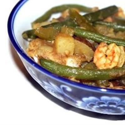 tricidad-achtige curry aardappelen (aloo) met groene bonen en garnalen