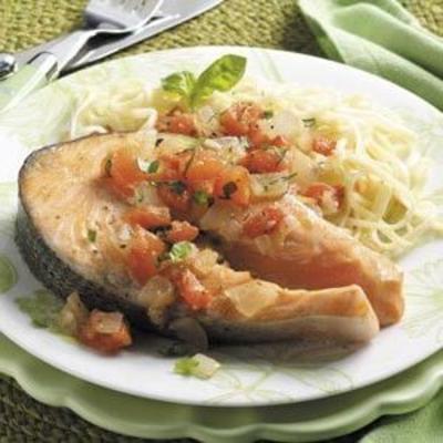 zalm met verse tomaat en basilicum