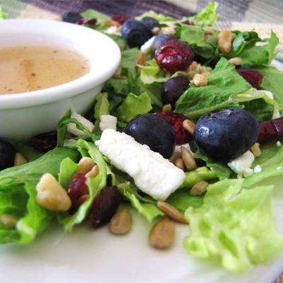 heerlijk zoete salade met esdoorn, noten, zaden, bosbessen en geitenkaas