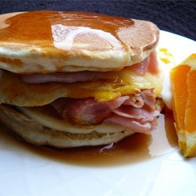 overgebleven pannenkoekontbijt sandwich