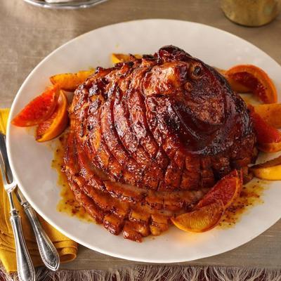 citrus-melasse reductie geglazuurde ham