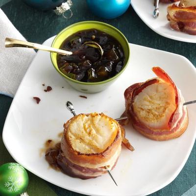 spek gewikkelde sint-jakobsschelpen met perensaus