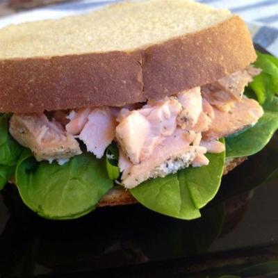 eenvoudige sandwiches met zalm en spinazie