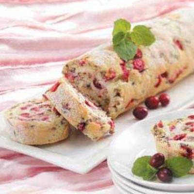 roomkaas cranberry nut roll