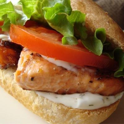 gegrilde zalm sandwich met dille saus