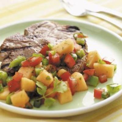 gegrilde varkenskarbonades met fruitsalsa